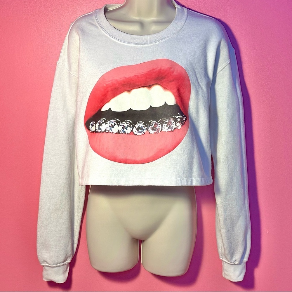 Oversized Cropped Sweatshirt - Diamond Grill Pink Lips Graphic - White Small